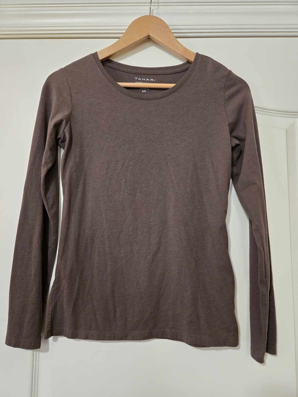 Tahari Brown Long-Sleeve Crewneck Tee Fall Layering